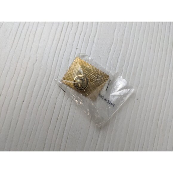 Kwanzaa USPS Lapel Pin Vintage 1997 US Holiday Celebrations 32¢ Stamp NOS - Picture 3 of 4